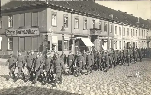 Foto Ak Neuruppin in Brandenburg, Deutsche Soldaten in Uniformen, Singer Nähmaschinen