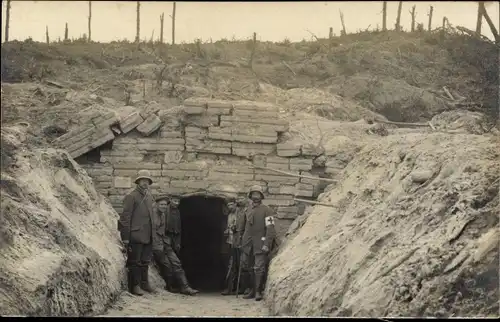 Foto Ak Deutsche Soldaten vor einem Schützengraben, Sanitäter, I WK