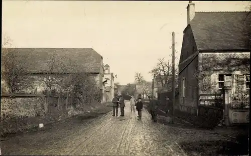 Foto Ak La Sablonniere, Deutsche Soldaten im Ort