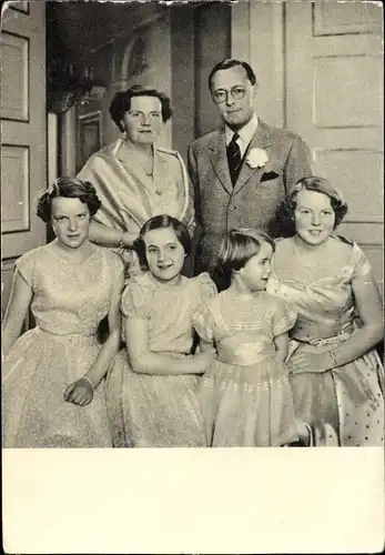 Ak Königin Juliana der Niederlande mit Gemahl Bernhard und Töchtern, Familienbild