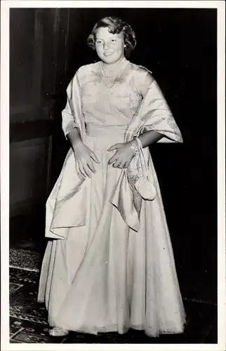 Ak Prinzessin Beatrix der Niederlande, Abendkleid, 1953