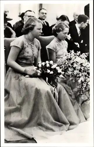 Ak Prinzessinnen Beatrix und Irene der Niederlande, Blumen, 1953