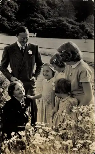 Ak Königin Juliana der Niederlande mit Gemahl Bernhard und Töchtern, Blumengarten