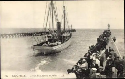 Ak Trouville Calvados, Sortie d'un Bateau de Peche