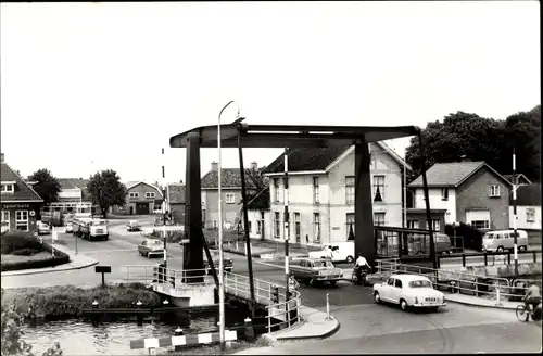 Ak Balkbrug Overijssel, Balkbrug, Verkehr auf der Brücke