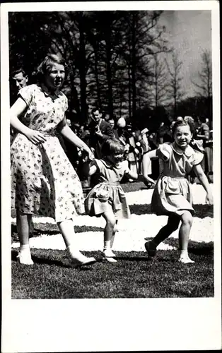 Ak Prinzessinnen Beatrix, Marije und Margriet der Niederlande, Fest, Spiel, April 1952