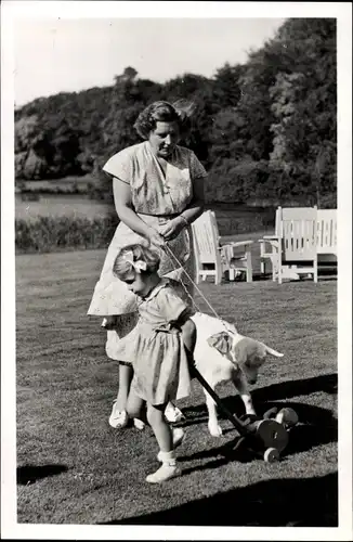 Ak Königin Juliana der Niederlande mit Tochter Marijke, Ziege, Spielzeug, 1951