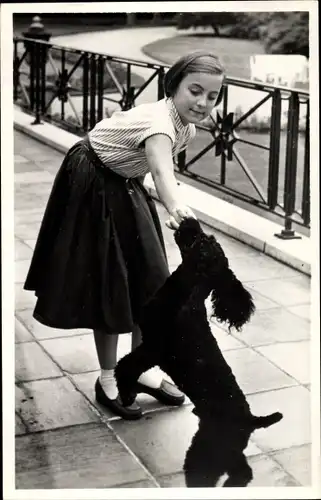 Ak Prinzessin Margriet der Niederlande mit Hund, 1956