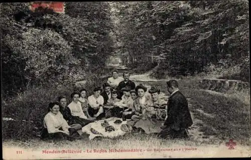 Ak Meudon Hauts de Seine, Familienbild, Waldpartie, Familientreffen