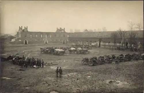 Foto Ak La Fère Aisne, Deutsche Soldaten in der Kaserne, I WK