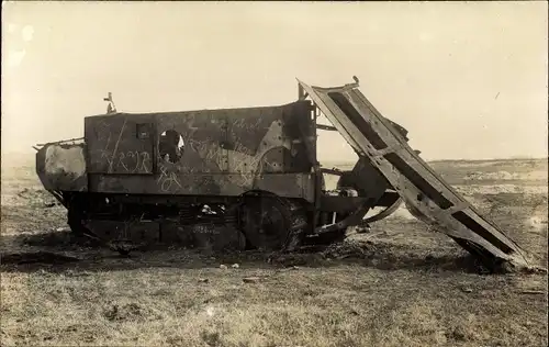 Foto Ak Zerstörtes Panzerfahrzeug, Reserve Infanterie Regiment 48, I WK