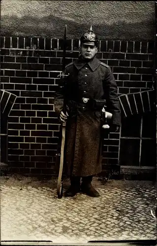 Foto Ak Deutscher Soldat in Uniform mit Bajonett, Pickelhaube, Portrait, I WK