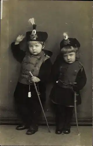 Foto Ak Junge und Mädchen in Husarenuniformen