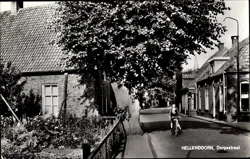 Ak Hellendoorn Overijssel, Dorpsstraat, Radfahrer