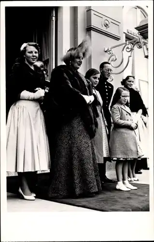 Ak Königin Juliana der Niederlande mit Gemahl Bernhard und Töchtern, 1956