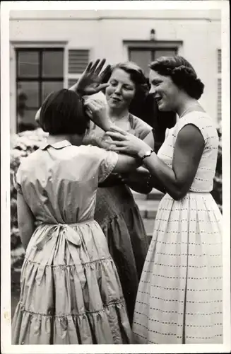 Ak Prinzessinnen Beatrix, Irene und Margriet der Niederlande, Paleis Soestdijk, 1955