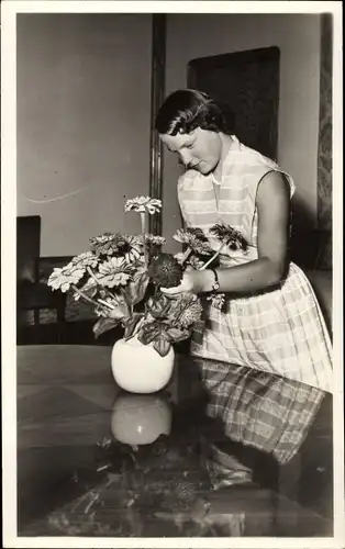 Ak Prinzessin Irene der Niederlande mit Blumenstrauß, Blumenvase, Paleis Soestdijk, 1955