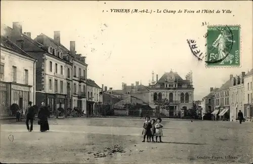 Ak Vihiers Maine et Loire, Le Champ de Foire et l'Hotel de Ville