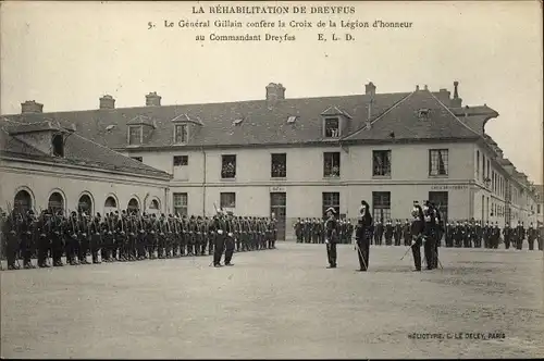 Ak La Rehabilitation de Dreyfus, General Gillain confere la Croix de la Legion d'honneur a Dreyfus