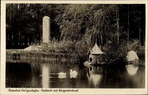 Ak Ostseebad Heiligenhafen in Holstein, Parkteich mit kriegerdenkmal