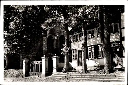 Ak Burg auf der Insel Fehmarn, Weg zur Kirche, Tor, Treppe, Hausfassade