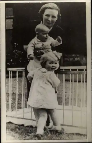Foto Ak Königin Juliana der Niederlande mit Töchtern, Beatrix