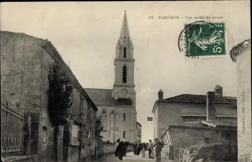 Ak Mazières Maine et Loire, Une sortie de la Messe