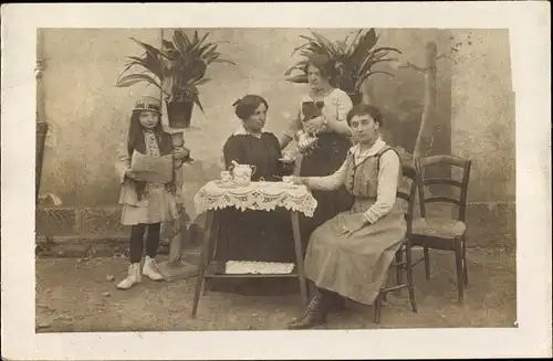 Foto Ak Loire, Frauen am Tisch, Kind, Teekanne, Blumen