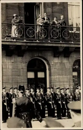 Ak Amsterdam Nordholland Niederlande, Königliche Familie auf Balkon 1936, Juliana der Niederlande