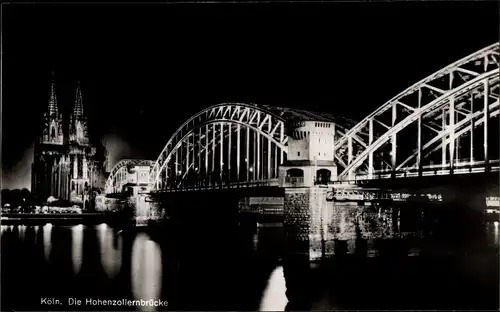 Ak Köln am Rhein, Dom und Hohenzollernbrücke bei Nacht