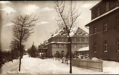 Foto Ak Reitzenhain Marienberg im Erzgebirge, Straßenpartie im Ort, Winteransicht