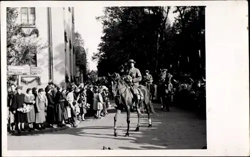 Foto Ak Reiter und Zuschauer bei einem Festumzug, Wegweiser nach München und Nürnberg