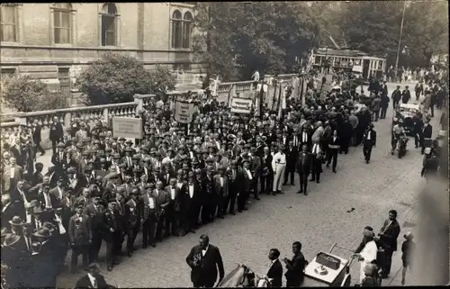 Foto Ak Menschenmenge an einer Straße, Festumzug ?