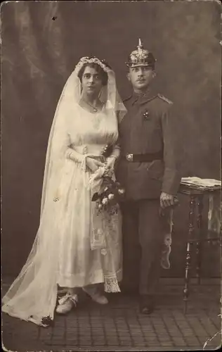 Foto Ak Deutscher Soldat in Uniform mit Braut, Pickelhaube, Fotograf Friedmann, Berlin