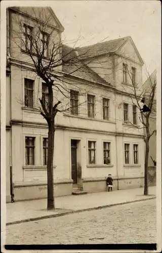Foto Ak Berlin Reinickendorf Waidmannslust ?, Kind vor einem Wohnhaus