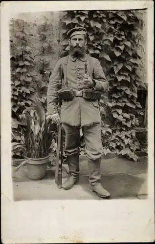 Foto Ak Deutscher Soldat in Uniform mit Pfeife, Portrait