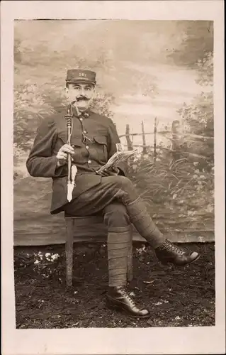 Foto Ak Französischer Soldat in Uniform mit Stabpfeife, Portrait