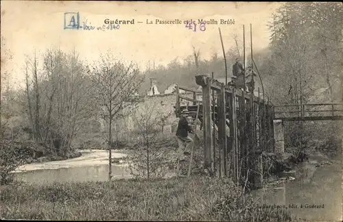 Ak Guérard Seine-et-Marne, La Passerelle et le Moulin Brule