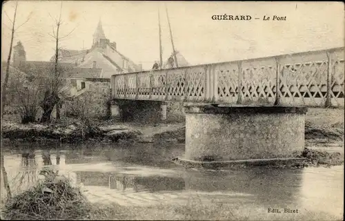 Ak Guérard Seine-et-Marne, Le Pont