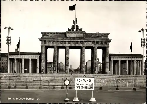 Ak Berlin Tiergarten, Straßenpartie mit Blick auf das Brandenburger Tor, Berliner Mauer