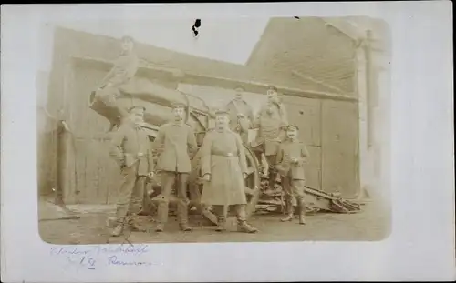 Foto Ak Deutsche Soldaten in Uniformen auf einem Geschütz, I. WK