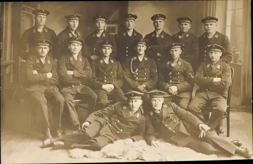 Foto Ak Deutsche Seeleute in Uniformen, Kaiserliche Marine