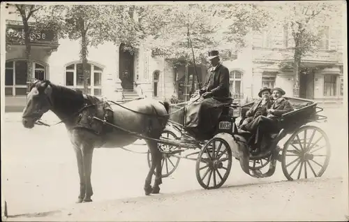 Foto Ak Zwei Männer in einer Kutsche, Kutscher, Nr. 10035