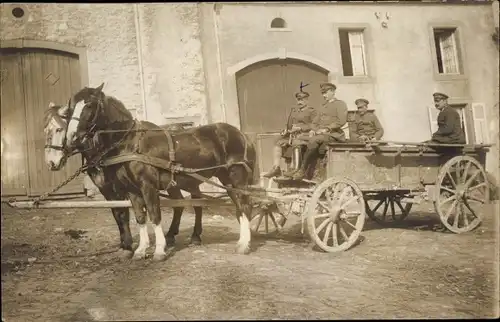 Foto Ak Deutsche Soldaten in Uniformen auf einem Pferdefuhrwerk