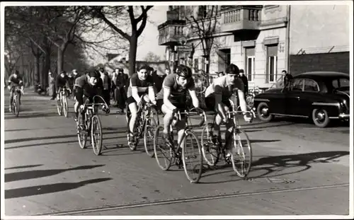 Foto Ak Berlin, Radrennen, Fahrer auf der Strecke