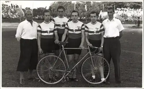 Foto Ak Berlin, Radrennen, Fahrer einer Mannschaft im Stadion