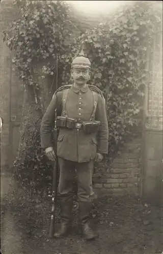 Foto Ak Deutscher Soldat in Uniform, Pickelhaube, Ausrüstung, Bajonett