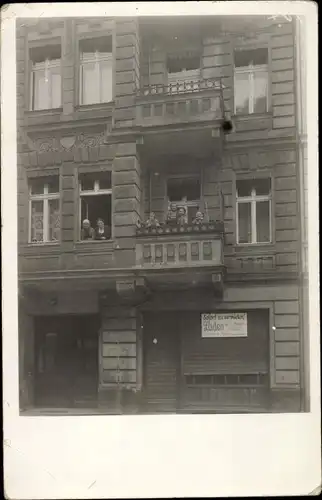 Foto Ak Wohnhaus, Laden zu vermieten, Frl. Hintze, Mutti, Horst, Gerda, Irmgard, Gisela