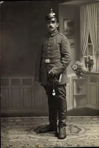 Foto Ak Deutscher Soldat in Uniform, Helm, Standportrait, Wrocław Breslau Schlesien