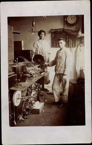 Foto Ak Handwerker in der Werkstatt, Schleifmaschine?